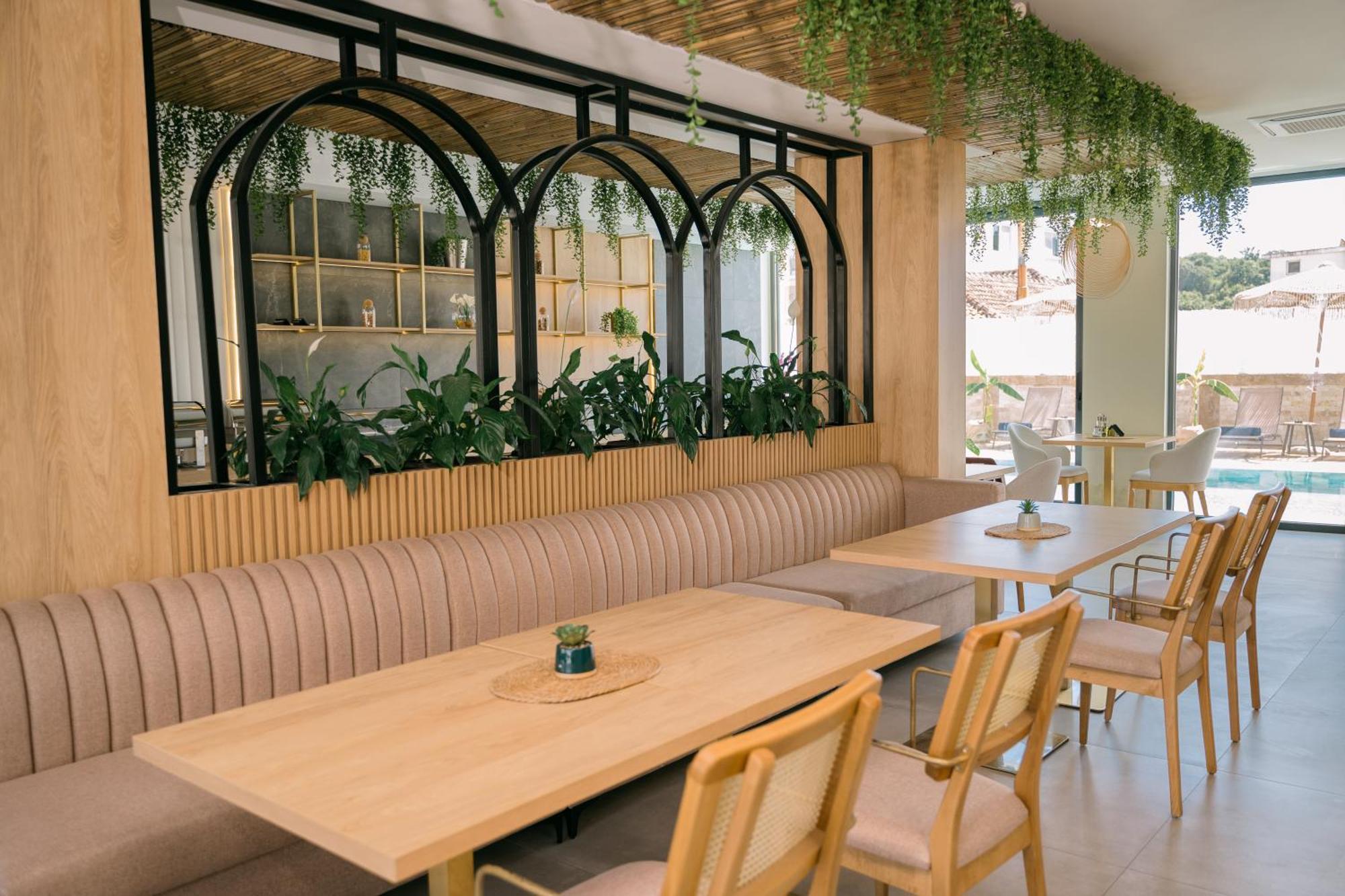 Hotel Teuta Улцинь Экстерьер фото